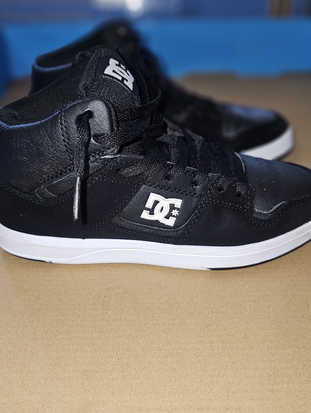 DC Cure Hightops Black White Boys Size 5 Skate Shoes Breathable Lace-up Sneakers